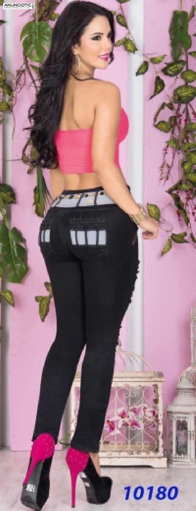 V&iacute;stete solo con Encanto latino.