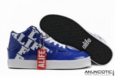 Los zapatos nuevos de estilo est&uml;&cent;n en venta  