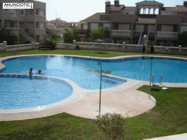Amplio duplex en urbanizaci&oacute;n con piscin