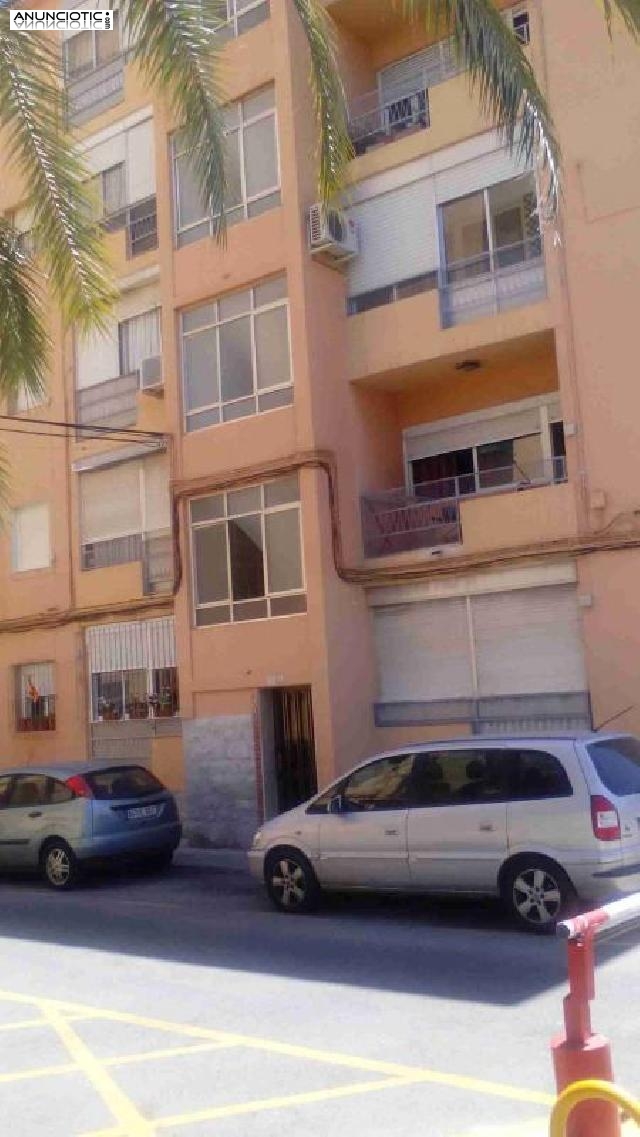 Se alquila magn&iacute;fica planta baja muy luminosa