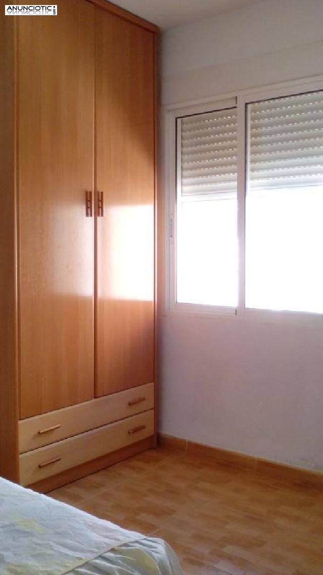 Se alquila 2&ordm; piso muy luminoso en la zona del