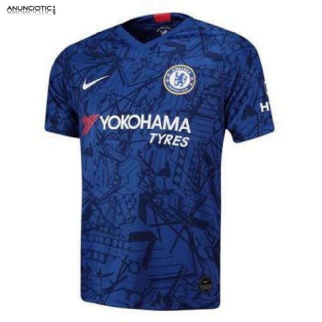 una variedad de camisetas de f&uacute;tbol encantadoras