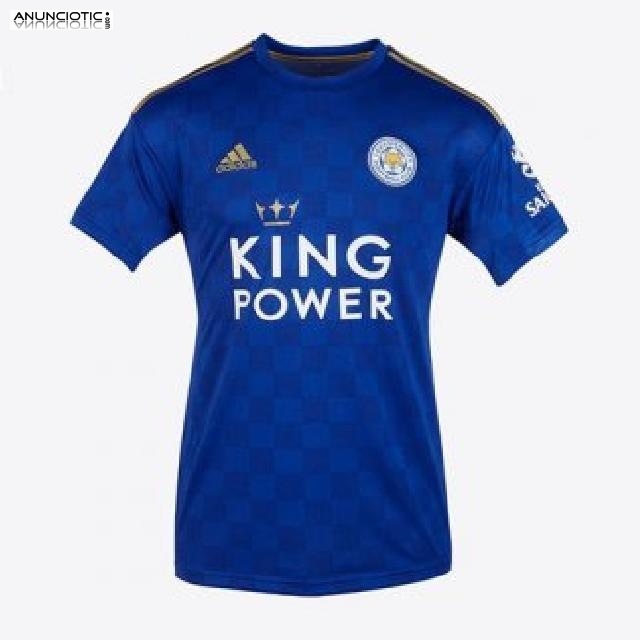 una variedad de camisetas de f&uacute;tbol encantadoras