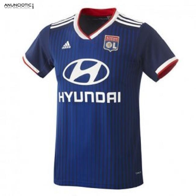 una variedad de camisetas de f&uacute;tbol encantadoras