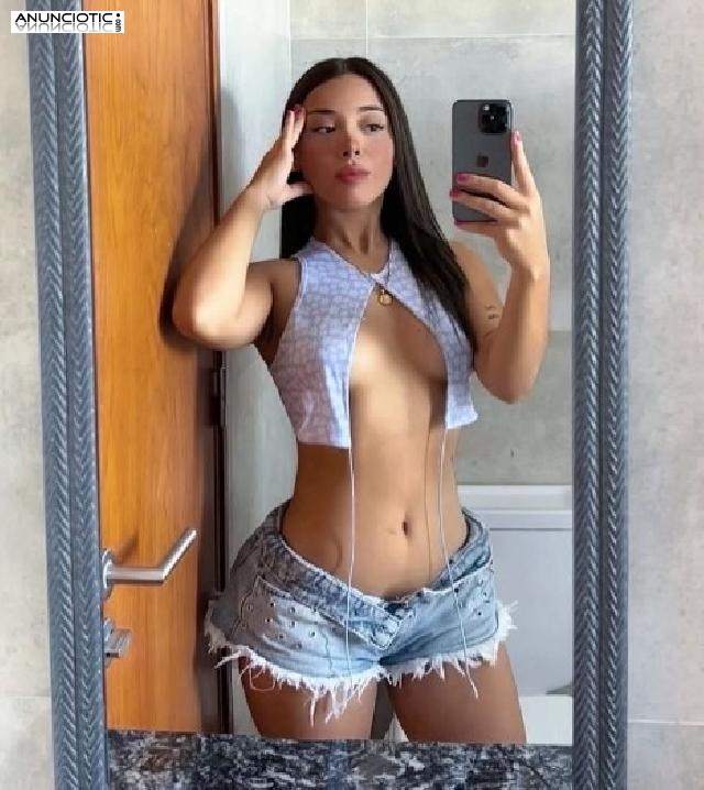 Lorena una latina de curvas naturales /