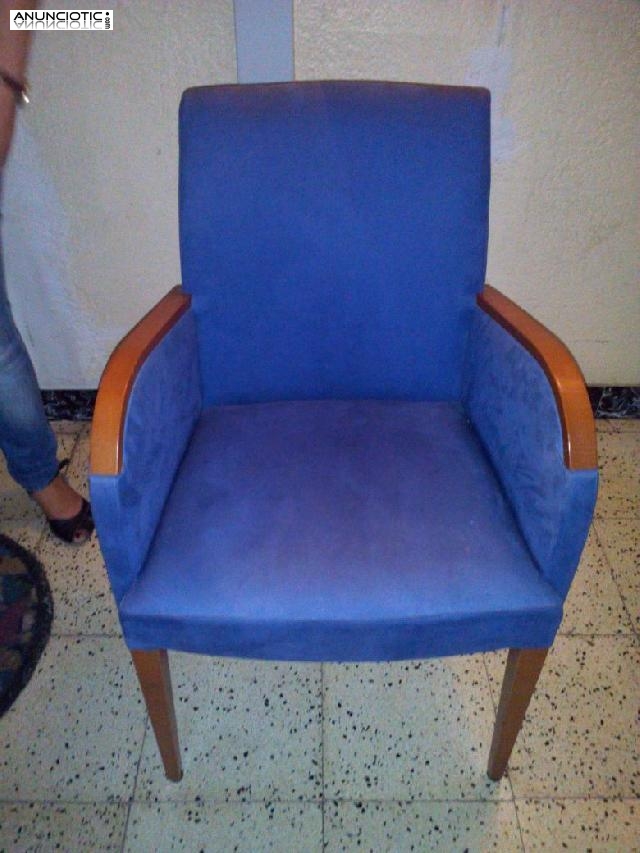 Sill&oacute;n de madera de cerezo y tapizado azul