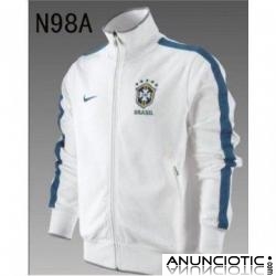 El &uml;&sup2;ltimo de f&uml;&sup2;tbol y chaqueta de ch&uml;&cent;ndal
