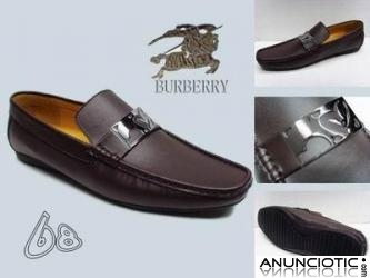 Los zapatos nuevos de estilo est&uml;&cent;n en venta