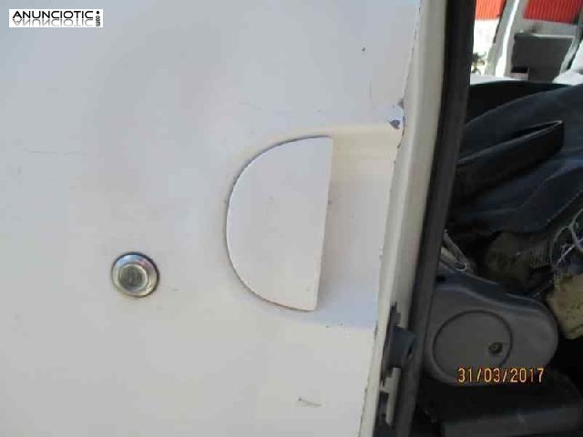 104466 maneta nissan serena 1.6 slx kat