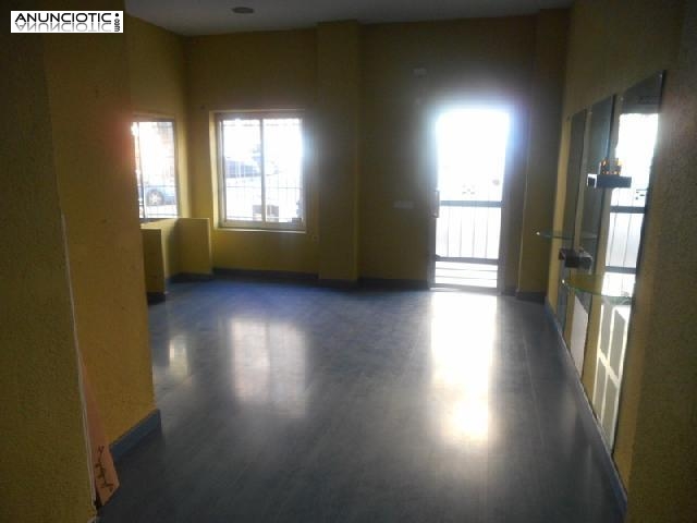 Se alquila local reformado en c&aacute;ceres
