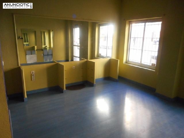 Se alquila local reformado en c&aacute;ceres