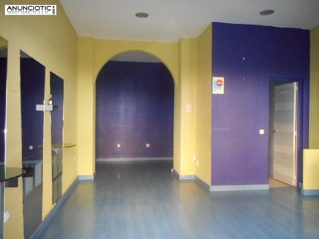 Se alquila local reformado en c&aacute;ceres