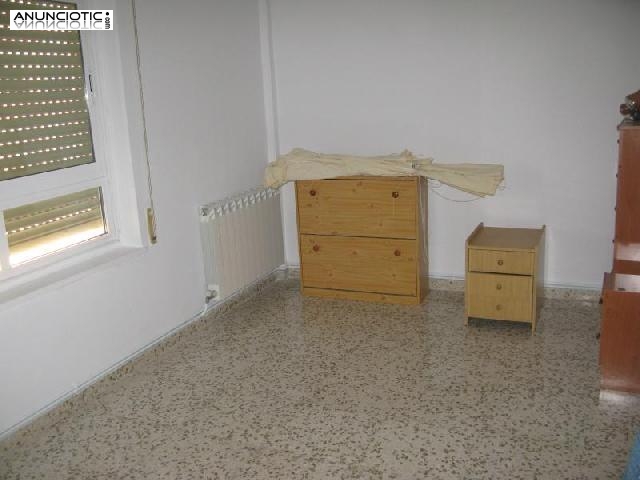 Piso semiamueblado amplio