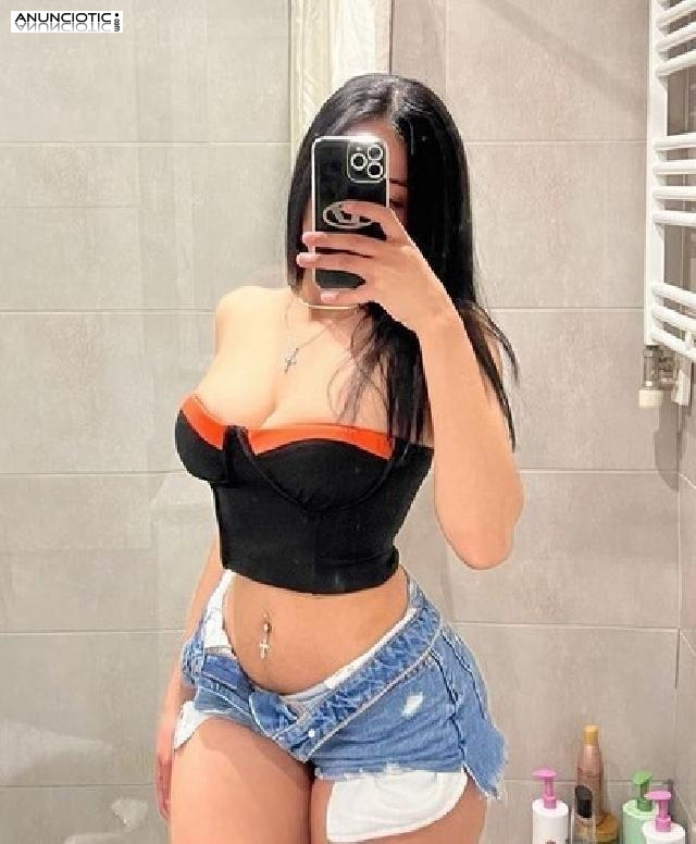 _ _ _ Latina caliente con unas bellas curvas _ _ _