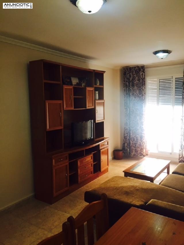 Se alquila bonito piso de 2 habitaciones, sal&oacute;