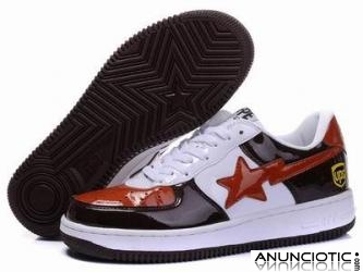Los zapatos nuevos de estilo est&aacute;n en venta 
