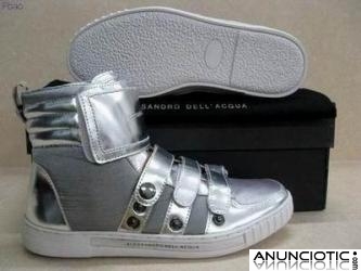 Los zapatos nuevos de estilo est&aacute;n en venta 