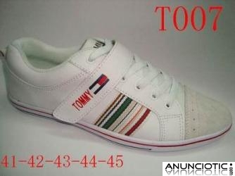 Los zapatos nuevos de estilo est&aacute;n en venta 