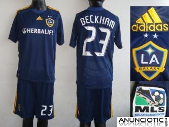 18 s&uml;&reg;lo con la camiseta de f&uml;&sup2;tbol 