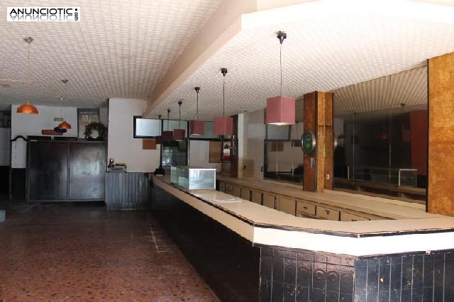 Se alquila local comercial di&aacute;fano de 160m2 en 