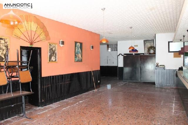 Se alquila local comercial di&aacute;fano de 160m2 en 