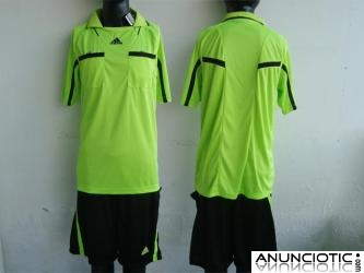 18 s&uml;&reg;lo con la camiseta de f&uml;&sup2;tbol