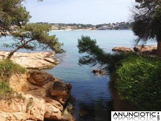 Precioso apartamento a pie de playa a 10 pasos del mar con acceso a una peque&ntilde;a cala.