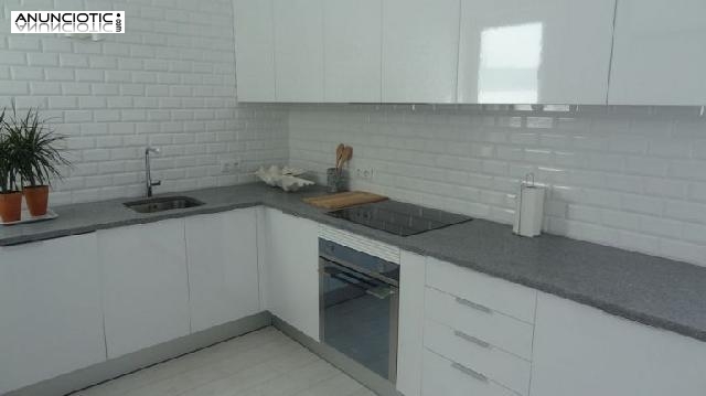 Se alquila &aacute;tico de 65 m2