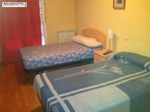 Se alquila 4&ordm; piso con ascensor muy luminoso