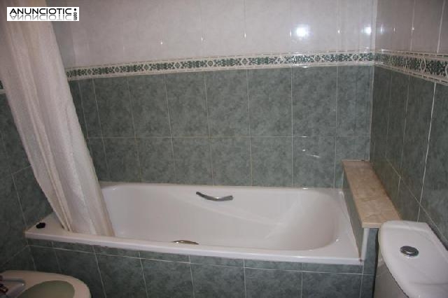 Se alquila 1&ordm; piso de 98 m&sup2; &uacute;tiles, dividid