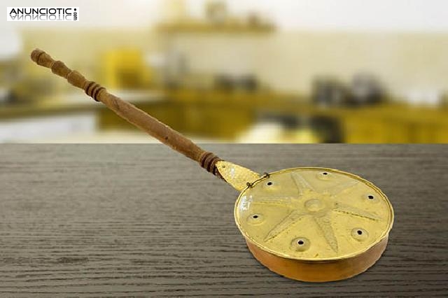 Calienta camas antiguo hecho de lat&oacute;n.