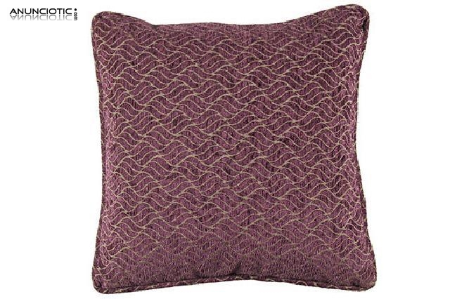 Coj&iacute;n chenilla morado y arena.