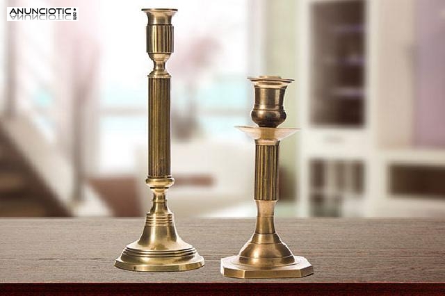 Lote dos candelabros antiguos de lat&oacute;n