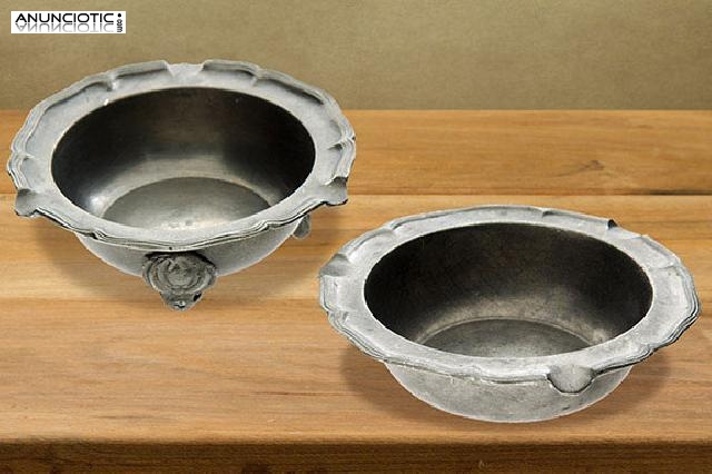 Dos ceniceros de esta&ntilde;o antiguos.