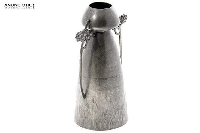 Florero modernista en lat&oacute;n