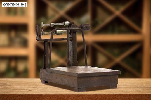Antigua b&aacute;scula de hierro