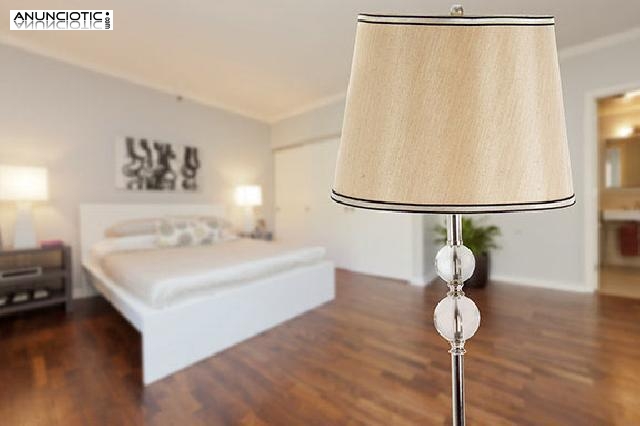 L&aacute;mpara de pie vintage.