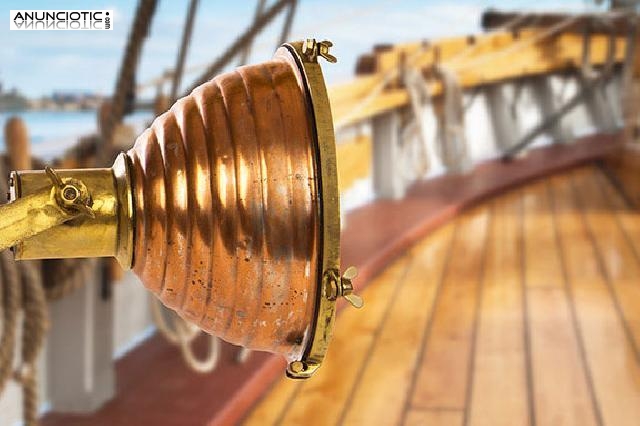 Proyector n&aacute;utico antiguo