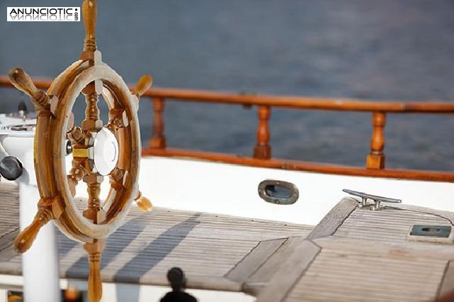 Rueda de tim&oacute;n de madera