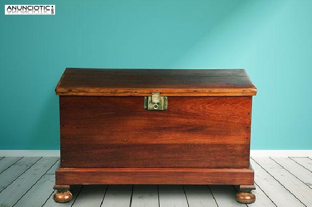 Ba&uacute;l arc&oacute;n antiguo de cedro