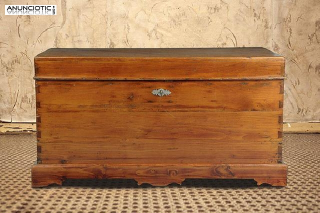 Ba&uacute;l arc&oacute;n antiguo de pinotea