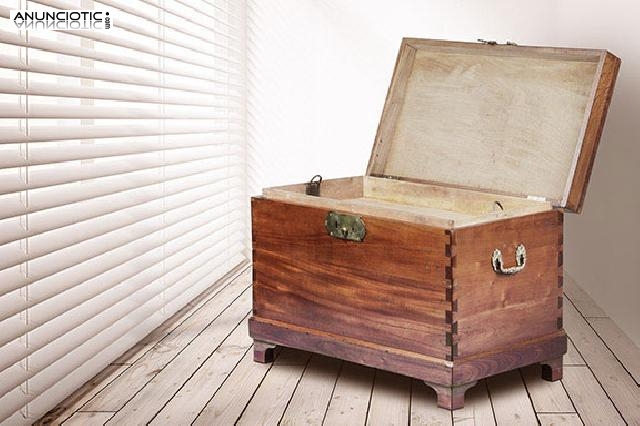 Ba&uacute;l arc&oacute;n n&aacute;utico antiguo en casta&ntilde;o.