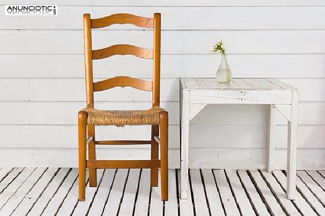 Pareja de sillas r&uacute;sticas antiguas