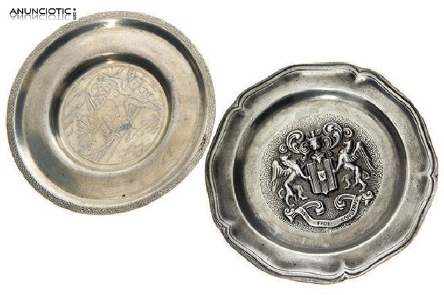 Dos platos de esta&ntilde;o antiguos