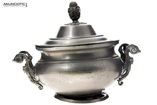 Sopera antigua de lat&oacute;n