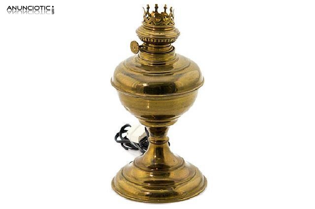 Pie de l&aacute;mpara de petroleo antiguo