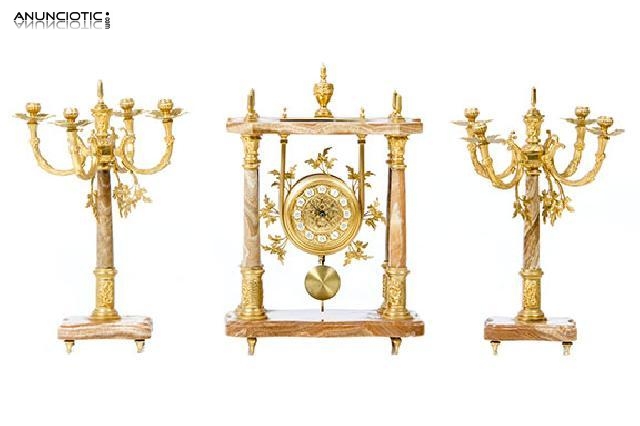 Reloj de sobremesa con m&aacute;rmol y pareja de candelabros a juego