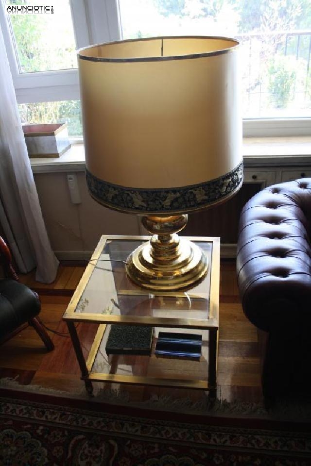 Mesita y lampara de lat&oacute;n