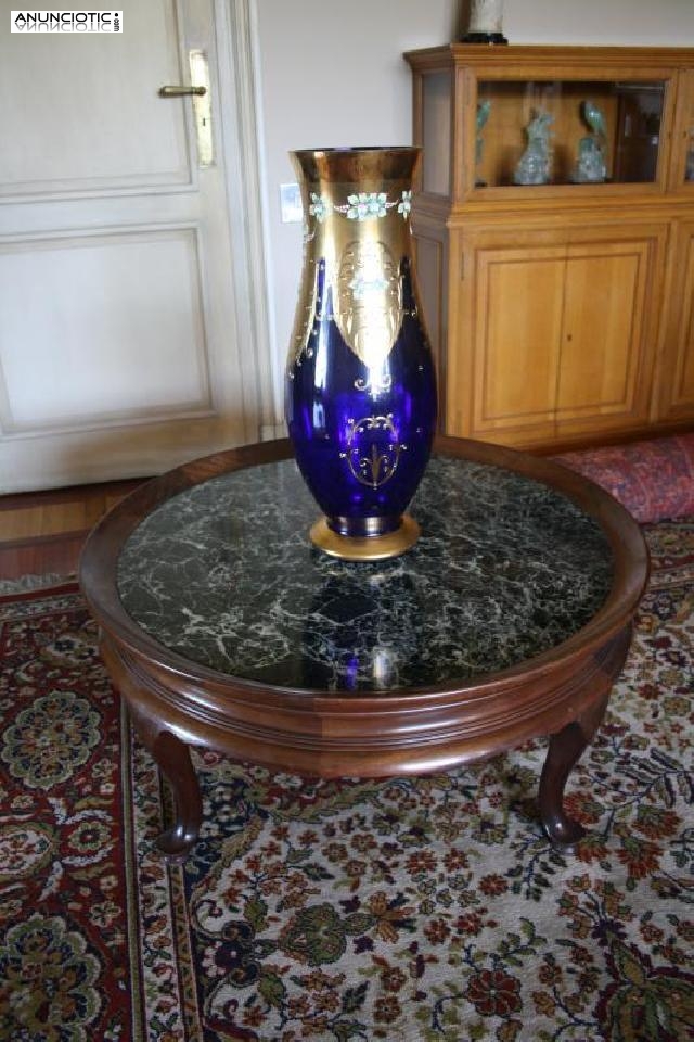 Jarr&oacute;n y mesa de madera