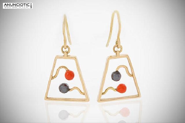 Pendientes p&eacute;talos en movimiento